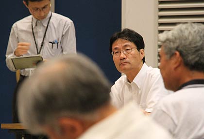 市民の声に聞き入る鈴木市長