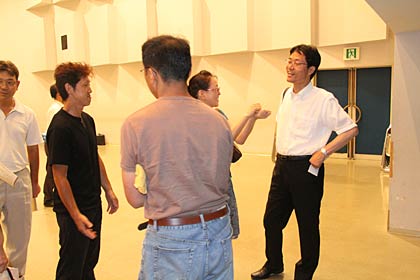 終了後、鈴木市長を囲んで話す市民