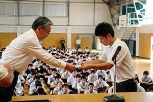 夏休みに世界大会やインターハイに出場する県央工高の選手延べ27人に助成金を贈る同校同窓会の梨本副会長