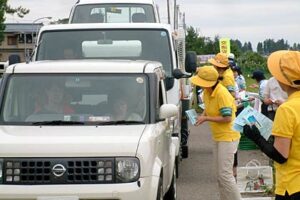 「夏の交通事故防止運動」初日の22日、三条市役所栄庁舎前で行われた三条市交通安全対策連絡協議会による交通安全指導所の開設