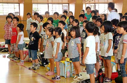 22日、三条小学校で行われた1学期の終業式