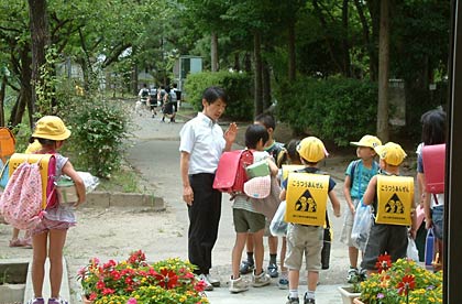 夏休みに向かって学校を帰る児童