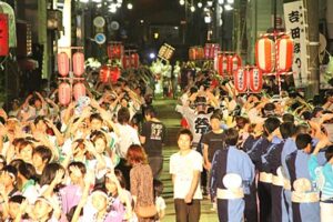 燕市内3地区の夏まつりの最後を飾る第54回吉田まつり開幕、初日22日は猛暑一服で人出も多く、夜の民謡流しも盛り上がる
