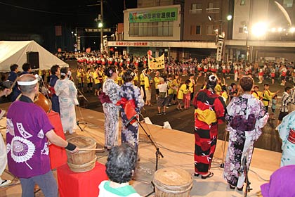 駅前ステージでの生演奏に乗せて踊りの輪を広げる