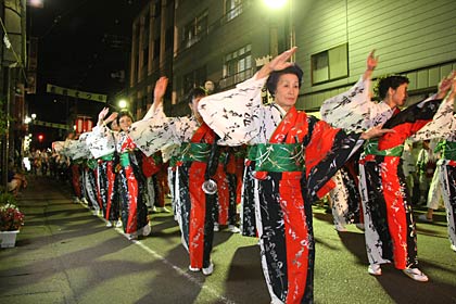 見事にそろった踊りを見せる団体も