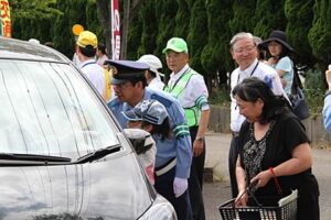燕市で金属洋食器製造100周年の記念行事とあわせた夏の交通安全キャンペーン、ドライバーにバターナイフと先割れスプーンもプレゼント