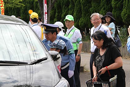燕市で100周年の記念行事とあわせた夏の交通安全キャンペーン
