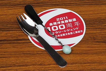 ドライバーに配布したバターナイフ、先割れスプーン、金属洋食器製造100周年のステッカー