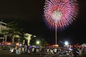 23日開かれた2011栄ふるさと夏まつり、栄庁舎駐車場から大花火大会