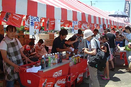 例年にないにぎわいでテナントにも行列
