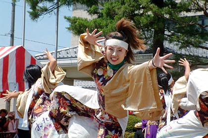 青空の下でよさこい総踊りで思い切り体を動かす