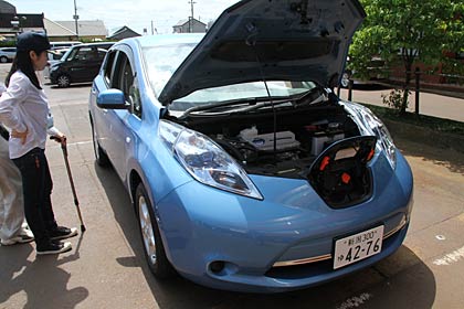 燕市が購入した電気自動車、日産「リーフ」、ボンネットの手前にあるのが充電ポート