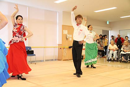 介護老人保健施設「いっぷく2番館」で開かれた「いっぷく2番館祭り」、トリを飾った北沢理事長率いるフラメンコダンス