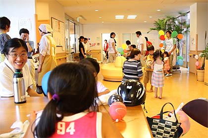 まさにお祭りのようになにぎわいだった施設内