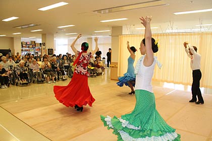 華麗で激しい踊りに利用者も目をくぎ付け