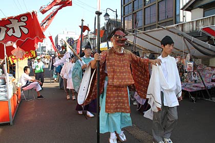 旭町通りを進む燕市・吉田諏訪神社の神輿渡御