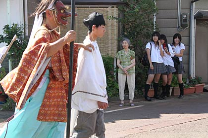  女子高校生は何気におっかなびっくり