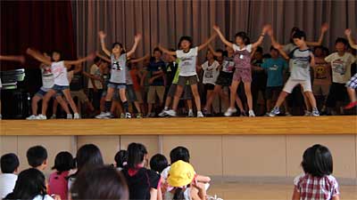 四日町小学校PTAのわくわくフェスタで4年生が披露したカレーラーメン体操