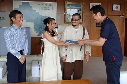 国定三条市長に支援金16万円近くを手渡す本寺小路元気プロジェクト