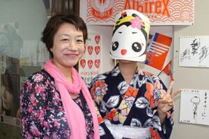 燕三条エフエム放送のスタジオでパーソナリティーの峯島さんと浴衣でピースサインのきららん