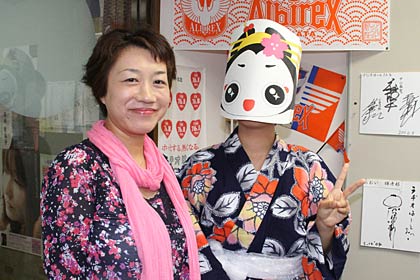 燕三条エフエム放送のスタジオでパーソナリティーの峯島さんと浴衣でピースサインのきららん