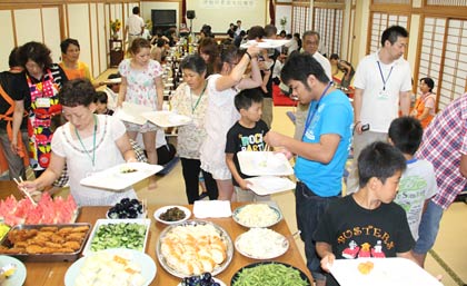 28日開かれた燕市の避難所農園大収穫祭