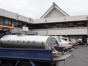 断水で三条市の水道局災害対策本部が県内外に給水車33台を要請、燕市と水道管を接続