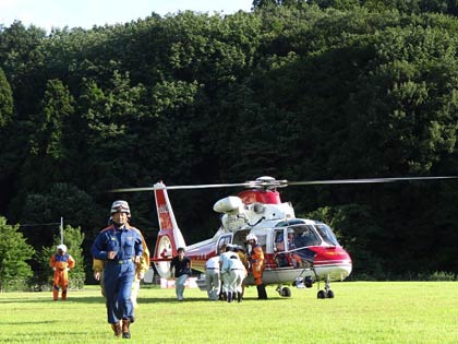 県の防災ヘリに救援物資を積み込む