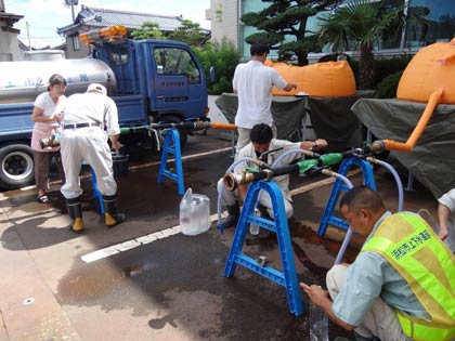ソレイユ三条を訪れた静岡県浜松市の給水車