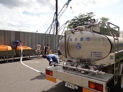 第二中には愛知県名古屋市の給水車