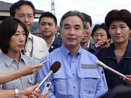 三条市へ記録的豪雨の現地に調査に訪れた平野防災相