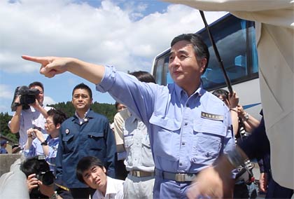 堤防決壊現場の三条市江口を視察する平野防災相