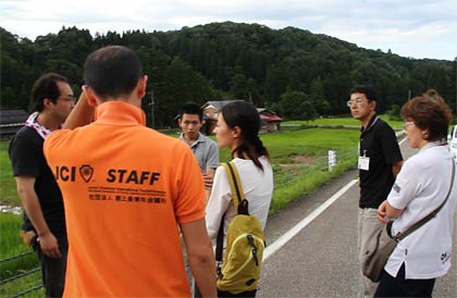 三条市下田地区の奥、葎谷まで視察に訪れた災害ボランティアセンター運営団体スタッフ