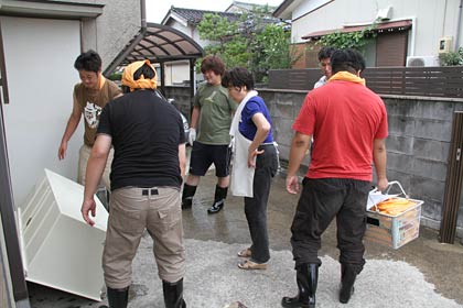 床下浸水した西大崎の住宅で復旧作業にあたるボランティア