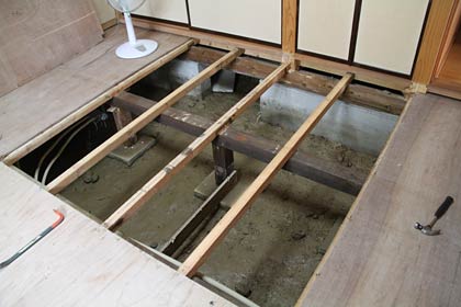 床下浸水した家の今の床板をはぐり扇風機を回して乾燥