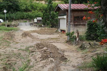 ボランティアが泥だし作業を行った小長沢の老夫婦の住宅の前庭