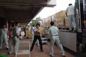 相馬市から届いたミネラルウオーター2.6万本を三条市厚生福祉会館に搬入する