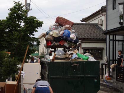 JR保内駅前周辺の浸水被害の復旧作業のようす