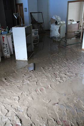 地下の床は泥だらけに