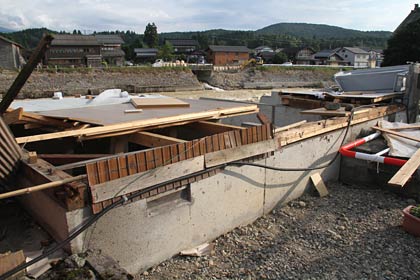 住宅2棟が流失した三条市森町地内の五十嵐川右岸、住宅の基礎だけが残る