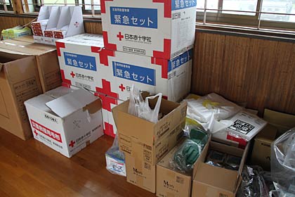 体育館に積み上げられた救援物資
