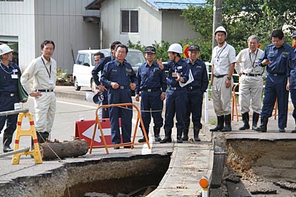 自民党の本県選出国会議員が記録的豪雨で大きな被害を受けた三条市を視察、荒沢地内の道路陥没現場