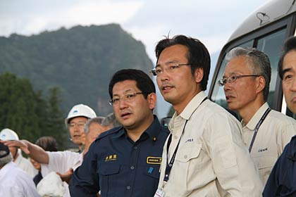 五十嵐川があふれた荒町の地内の左岸の状況を説明する国定市長