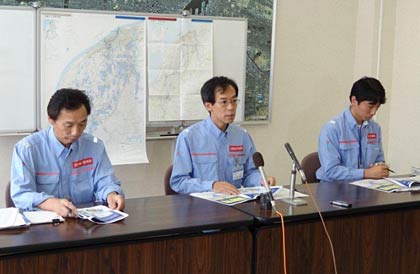  平成23年7月新潟・福島豪雨による信濃川の出水対応について会見する国土交通省北陸地方整備局信濃川下流河川事務所の日下部隆昭事務所長