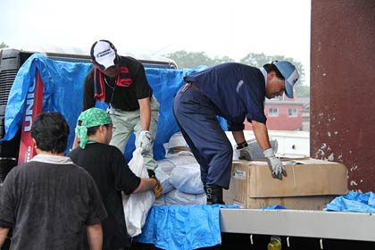 南相馬市など福島県の東日本大震災の被災地から三条市災害ボランティアセンター届いた資材を下田本部におろす