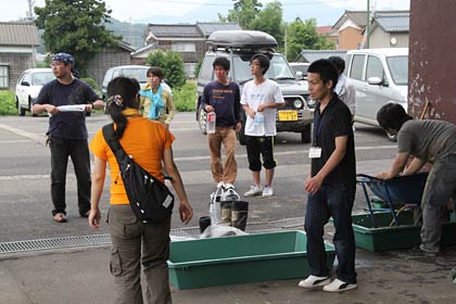 復旧作業の手伝いを終わって下田本部へ戻るボランティア