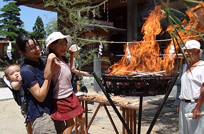 「はしの日」の8月4日に三条市・八幡宮で県央食品衛生協会三条支部のはし供養祭