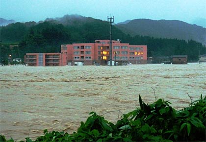 「しただブログ」に掲載された濁流に囲まれた「かもしか病院」