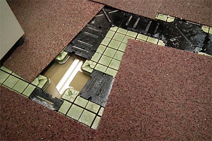 配線が這う床下は3日になっても水がたまったまま