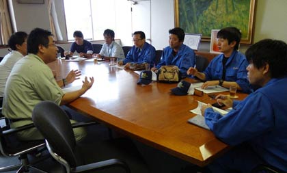 三条市の職員と応援に訪れている三重県菰野町と秋田県北秋田市の職員とで打ち合わせ